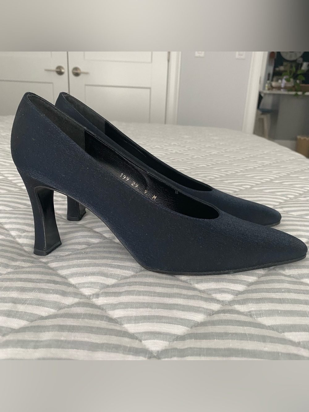 BANDOLINO Shimmer Navy Heels Size 9